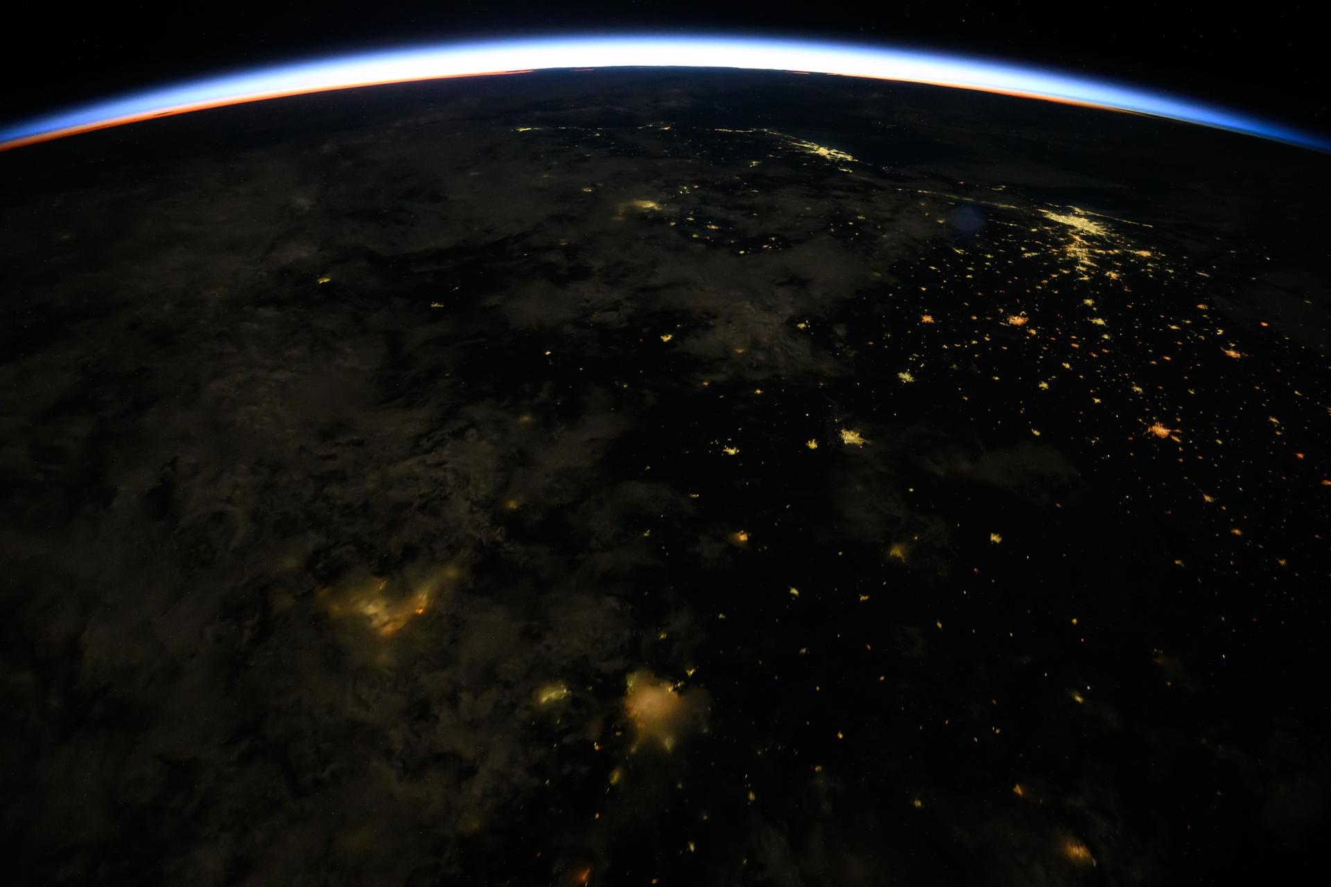 Orbitaler Sonnenaufgang über dem Horizont der Erde, fotografiert von der Internationalen Raumstation